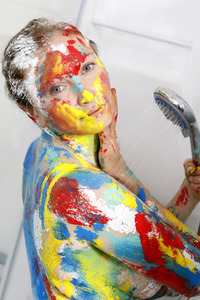 Jörg Düsterwald beim Bodypainting unter Einhaltung der Corona Schutzmaßnahmen in Hameln