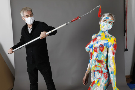 Jörg Düsterwald beim Bodypainting unter Einhaltung der Corona Schutzmaßnahmen in Hameln