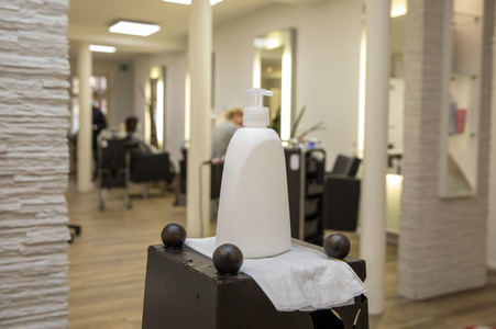 Symbolfoto Öffnung von Friseursalons