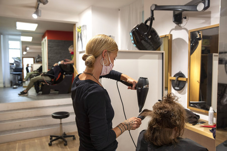 Symbolfoto Öffnung von Friseursalons