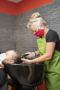 Symbolfoto Öffnung von Friseursalons