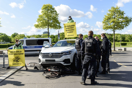 Umwelt-Protest gegen den Autogipfel in Berlin