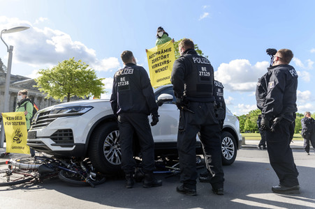 Umwelt-Protest gegen den Autogipfel in Berlin