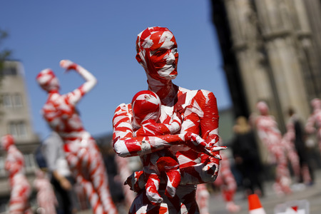 Kunst-Aktion von Dennis Josef Meseg in Köln