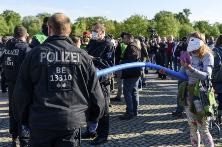 Spontanprotest von Gegnern der Corona-Beschränkungen in Berlin