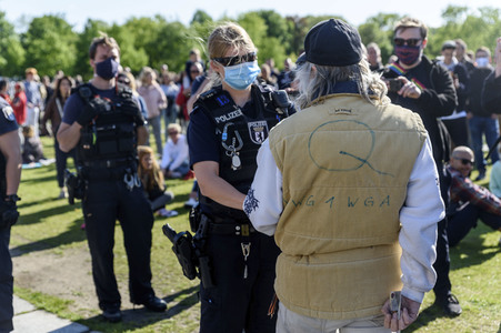 Spontanprotest von Gegnern der Corona-Beschränkungen in Berlin