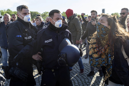 Spontanprotest von Gegnern der Corona-Beschränkungen in Berlin