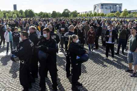 Spontanprotest von Gegnern der Corona-Beschränkungen in Berlin