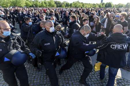 Spontanprotest von Gegnern der Corona-Beschränkungen in Berlin