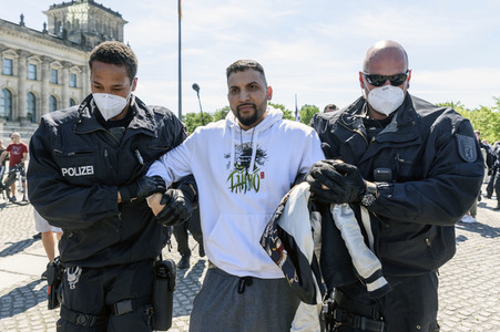 Versammlung von Corona-Verschwörungstheoretikern in Berlin