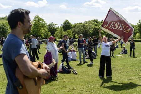Versammlung von Corona-Verschwörungstheoretikern in Berlin