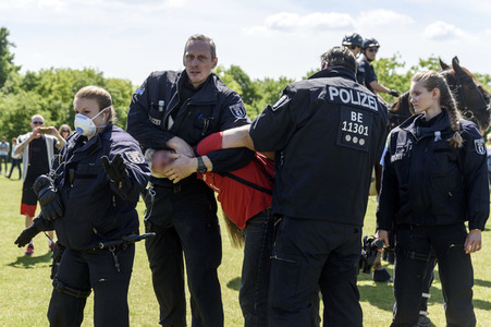 Versammlung von Corona-Verschwörungstheoretikern in Berlin