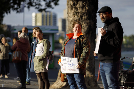 Menschenkette 'Für die Grundrechte unter Corona einstehen' in Köln