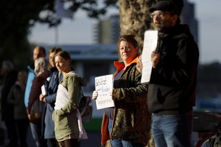 Menschenkette 'Für die Grundrechte unter Corona einstehen' in Köln