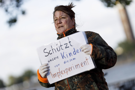 Menschenkette 'Für die Grundrechte unter Corona einstehen' in Köln