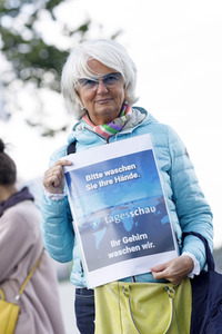 Menschenkette 'Für die Grundrechte unter Corona einstehen' in Köln