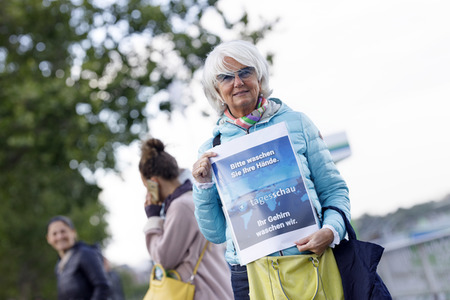 Menschenkette 'Für die Grundrechte unter Corona einstehen' in Köln