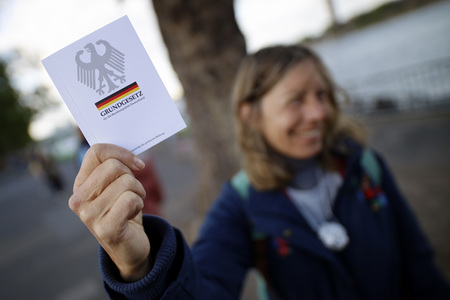 Menschenkette 'Für die Grundrechte unter Corona einstehen' in Köln