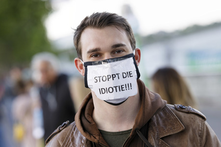 Menschenkette 'Für die Grundrechte unter Corona einstehen' in Köln