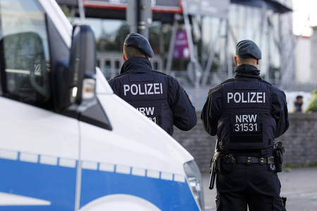 Menschenkette 'Für die Grundrechte unter Corona einstehen' in Köln