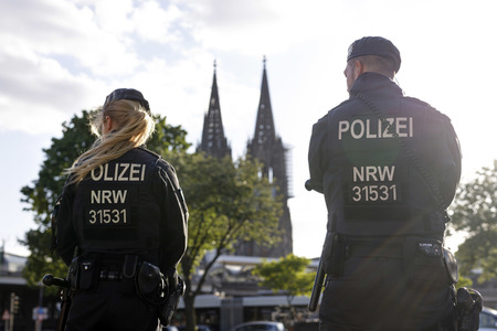 Menschenkette 'Für die Grundrechte unter Corona einstehen' in Köln