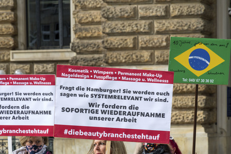 Demonstration der Beautybranche und Tattoostudios in Hamburg