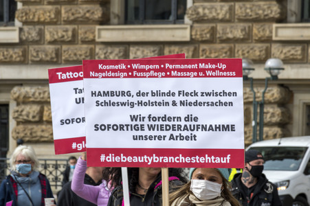 Demonstration der Beautybranche und Tattoostudios in Hamburg