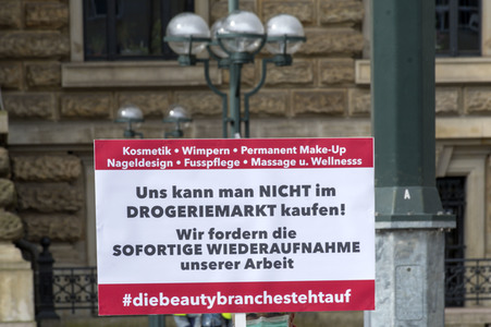 Demonstration der Beautybranche und Tattoostudios in Hamburg