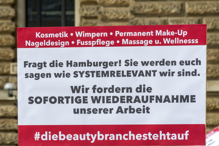 Demonstration der Beautybranche und Tattoostudios in Hamburg