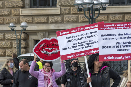 Demonstration der Beautybranche und Tattoostudios in Hamburg