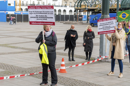 Demonstration der Beautybranche und Tattoostudios in Hamburg