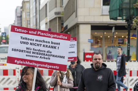 Demonstration der Beautybranche und Tattoostudios in Hamburg