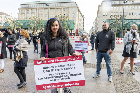 Demonstration der Beautybranche und Tattoostudios in Hamburg