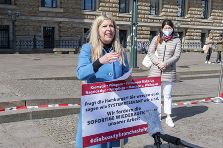 Demonstration der Beautybranche und Tattoostudios in Hamburg