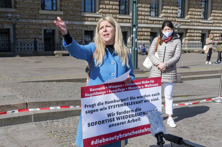 Demonstration der Beautybranche und Tattoostudios in Hamburg