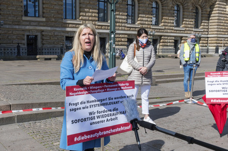 Demonstration der Beautybranche und Tattoostudios in Hamburg