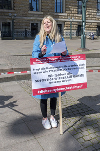 Demonstration der Beautybranche und Tattoostudios in Hamburg