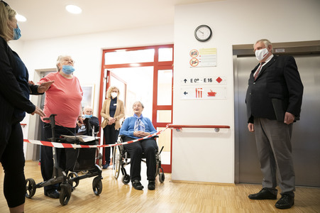 Karl-Josef Laumann besucht ein Caritas-Pflegeheim in Düsseldorf