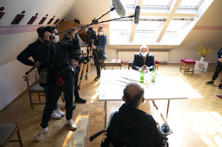 Karl-Josef Laumann besucht ein Caritas-Pflegeheim in Düsseldorf