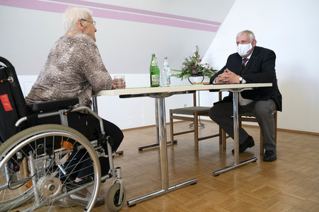 Karl-Josef Laumann besucht ein Caritas-Pflegeheim in Düsseldorf