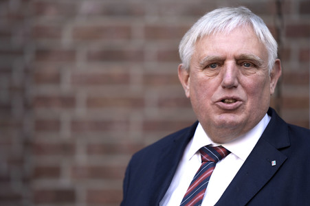 Karl-Josef Laumann besucht ein Caritas-Pflegeheim in Düsseldorf