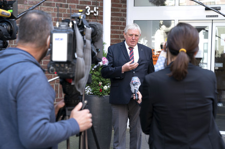 Karl-Josef Laumann besucht ein Caritas-Pflegeheim in Düsseldorf