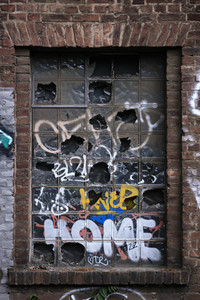 Symbolfoto Eingeworfene Fenster