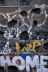 Symbolfoto Eingeworfene Fenster