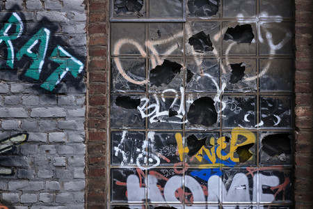 Symbolfoto Eingeworfene Fenster