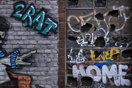 Symbolfoto Eingeworfene Fenster