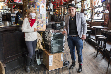 Wiedereröffnung der Rockkneipe 'Zwick St. Pauli' in Hamburg