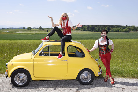 Fototermin mit Isabella Hübner und Angelika Zwerenz in Deining