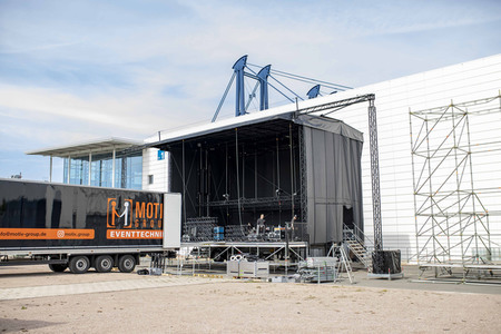 Bühnenaufbau für Autokonzerte in Erfurt