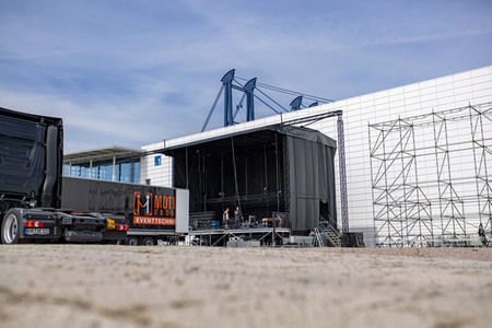 Bühnenaufbau für Autokonzerte in Erfurt